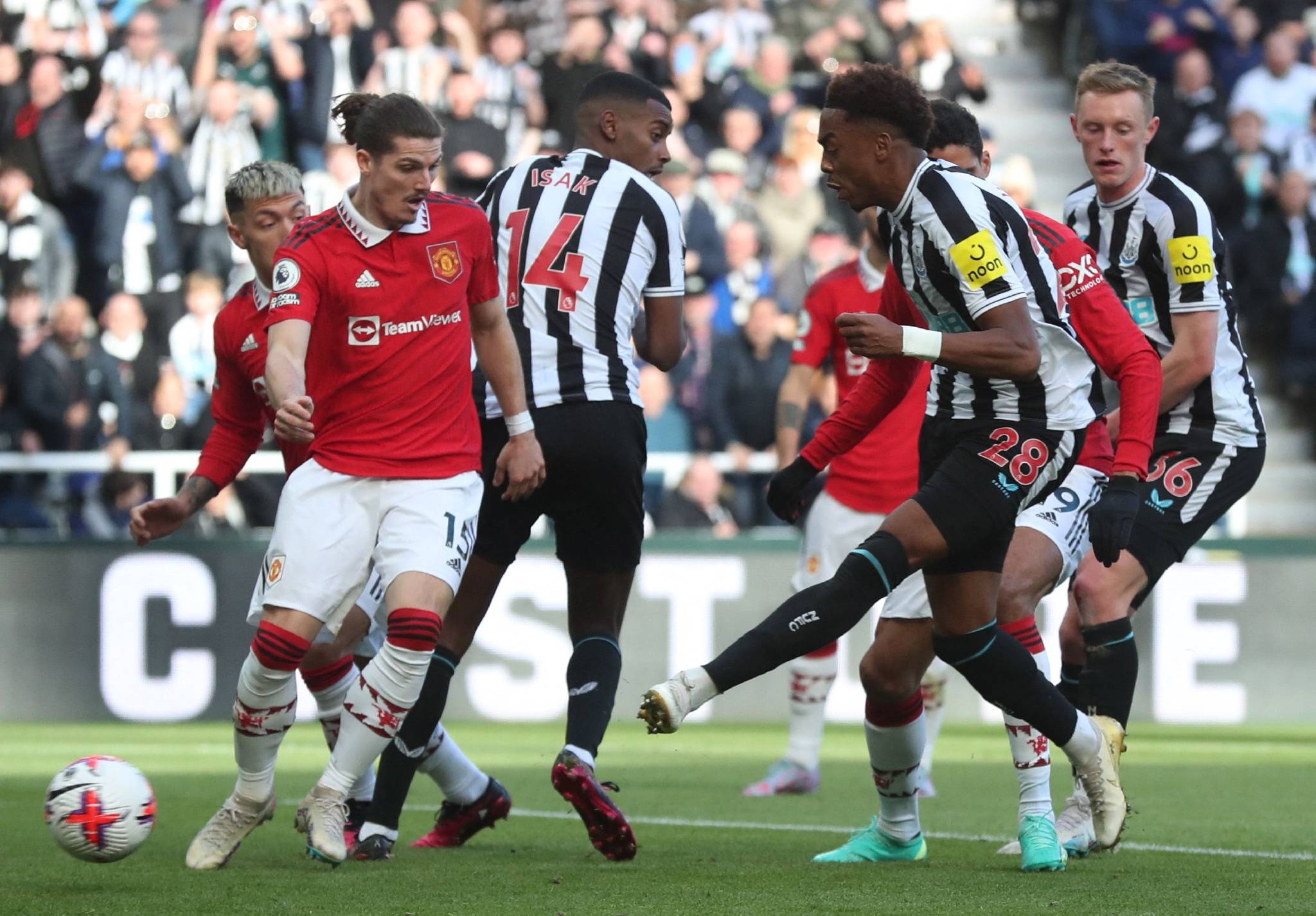 韦德体育官网登录-曼联客场战平狼队，欧冠资格险胜防守