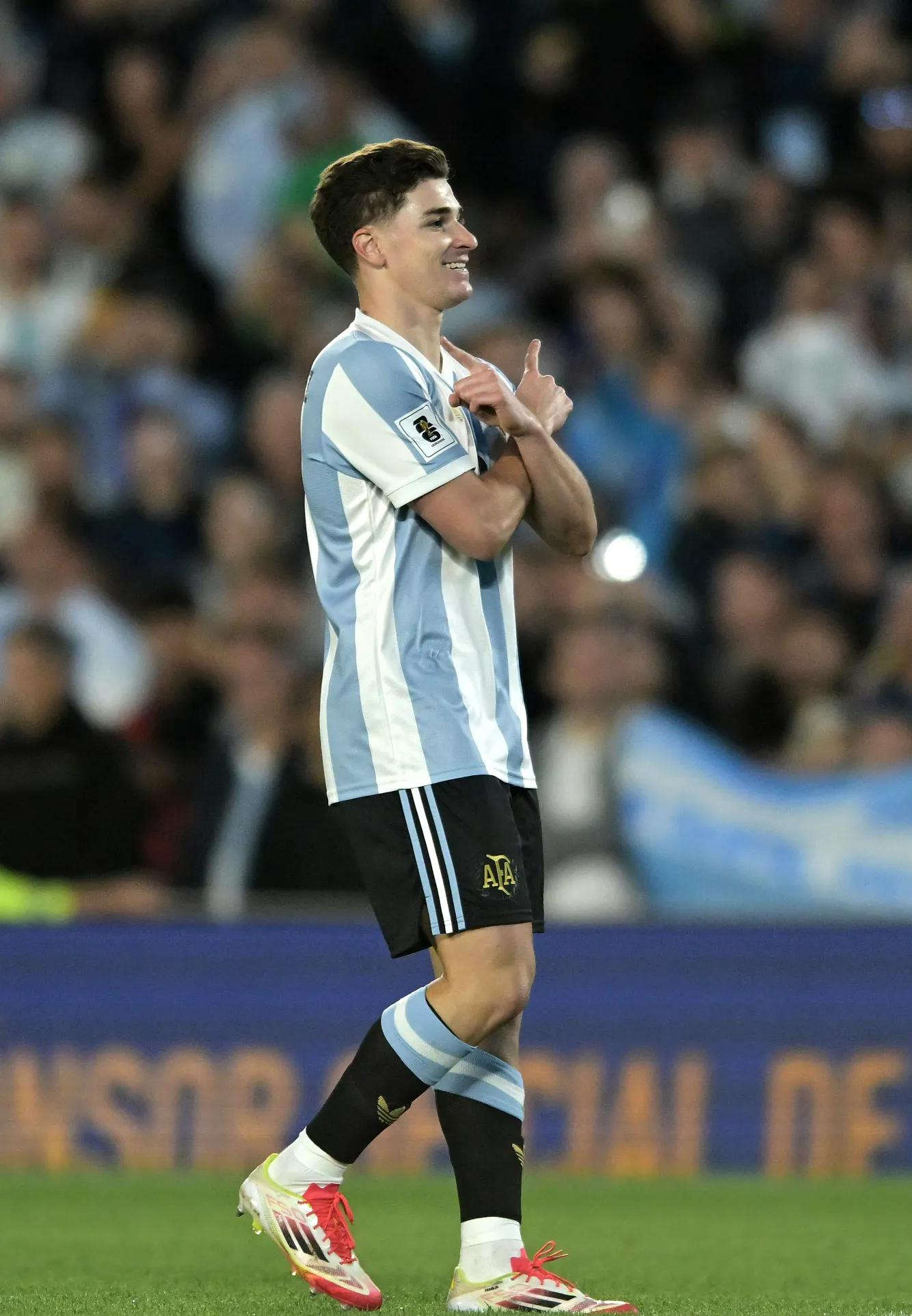 韦德足球官网-紧张激烈的比赛中，球队巧妙配合取得胜利