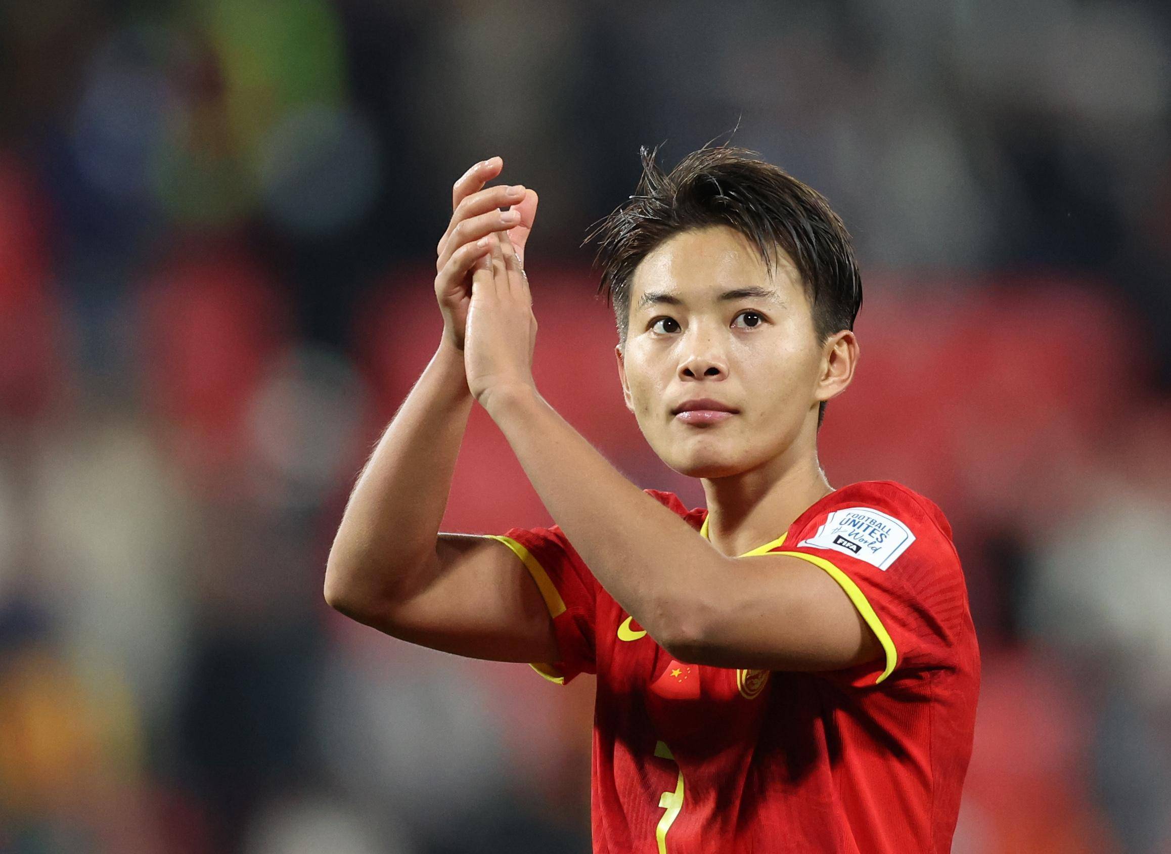 伟德体育官网-中国女足球员在比赛中取得胜利，斗志昂扬